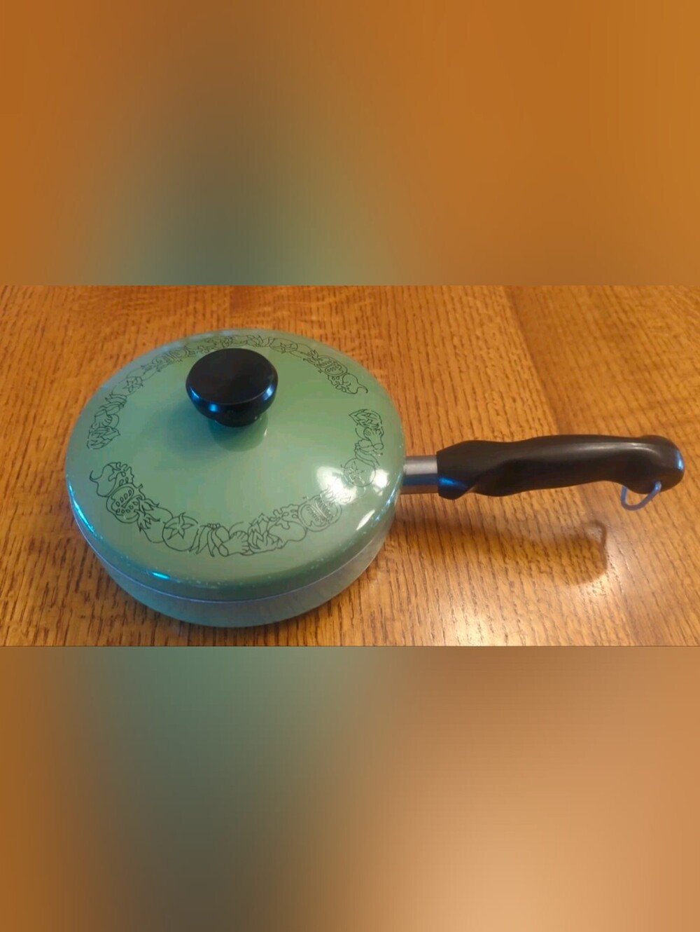 Wearever- Vintage Avocado Green 7 inch Pan & Lid With Vegetables